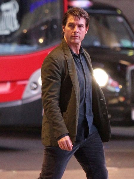 Tom Cruise Menggunakan Jas