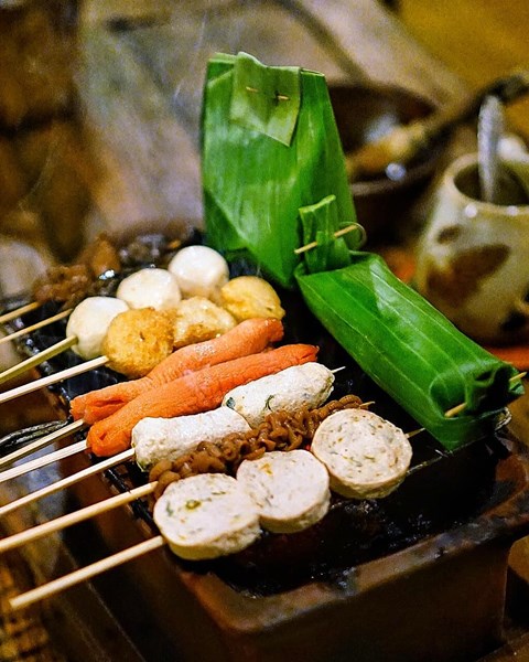 Nasi dan Sate dibakar di atas Tungku Api