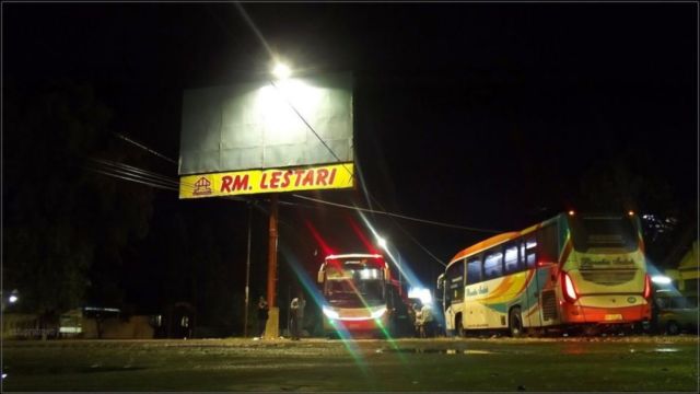 Potret Bus yang sedang singgah