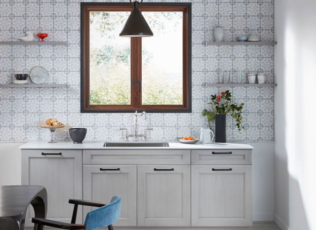 Dapur cantik dengan ornamen di dinding.