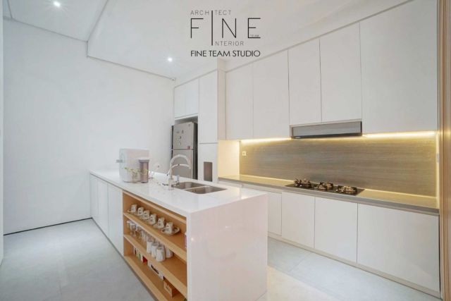 Dapur dengan meja multifungsi dan lemari seragam di Bandengan Residence, Karya:  Fine Team Studio