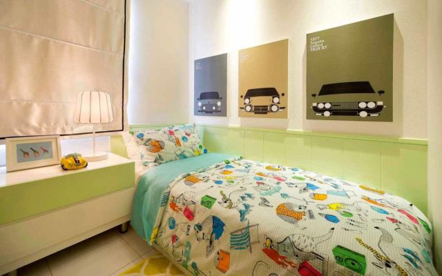 Kamar tidur anak kekinian dengan tema mobil di Kota Ayodhya Apartment karya Teddykoo