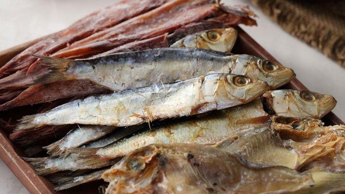 Ikan Asin Sering Dianggap Murahan, Padahal Gizinya Juara buat Lauk Makan. Ini Buktinya