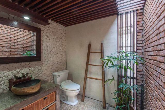 Kamar mandi dengan material alam Tanjung Mas House di Jakarta karya Inspiratio 