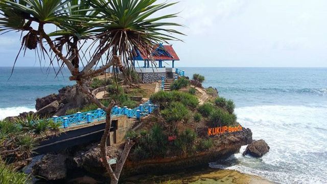 Wisata Pantai Kukup