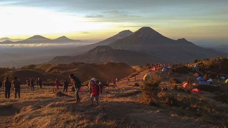 Menikmati Keindahan Kota Wonosobo dari Puncak Gunung Prau