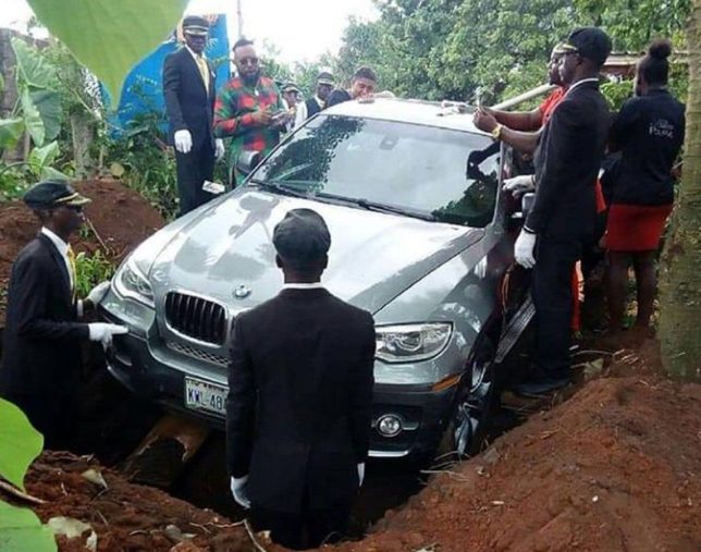 Cerita di Balik Penguburan BMW Senilai Miliaran Rupiah. Semua Berawal dari Soal Menepati Janji, Cuy!