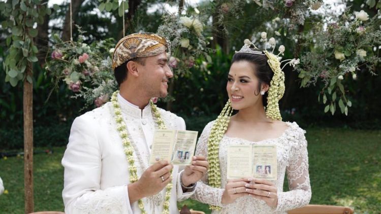 9 Inspirasi Beskap Putih untuk Akad Nikah. Gantengnya Bikin Calon Istri Makin Jatuh Cinta!