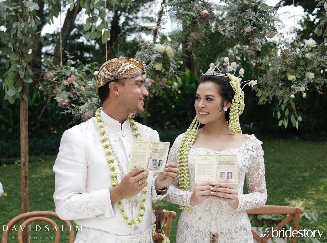 9 Inspirasi Beskap Putih untuk Akad Nikah. Gantengnya Bikin Calon Istri Makin Jatuh Cinta!