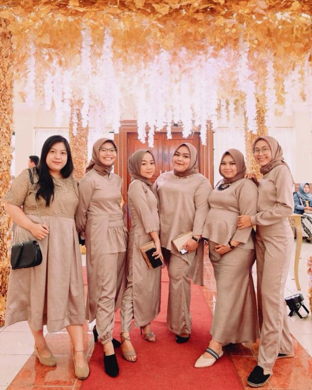 model baju bridesmaid