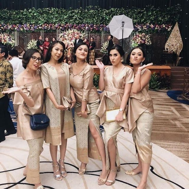 baju bridesmaid nude