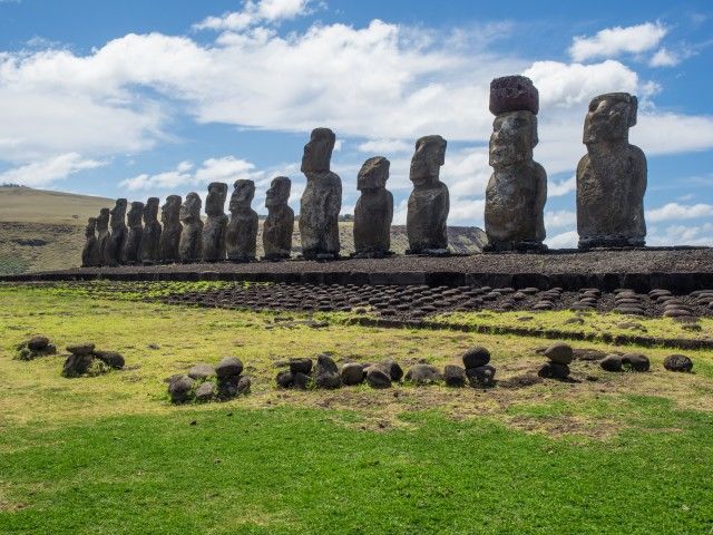 Taman Nasional Rapa Nui dengan Moai 