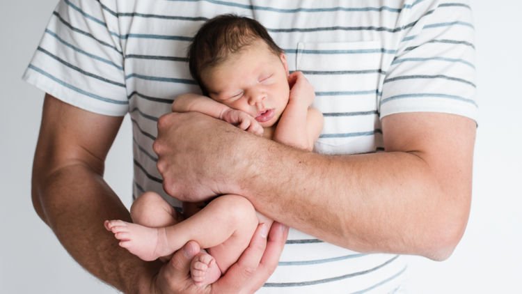 7 Dukungan Terbaik Ayah Setelah Ibu Melahirkan. Karena Bilang Cinta Saja Tak Cukup, Sayang~