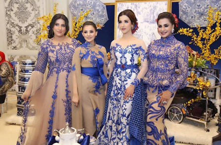 Inspirasi Baju Kembaran Ala Keluarga Tasya Farasya; Elegan dan Kompak Abis!