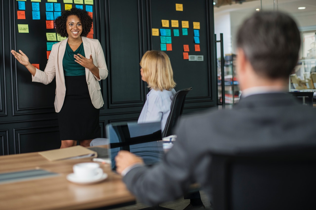 5 Tips untuk Menjadi Seorang Public Speaker yang Baik. Rajin Berlatih Salah Satu Kuncinya!