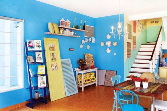 Desain interior warna biru Rumah Paris di Yogyakarta karya Vindo Design