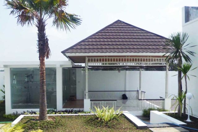 Desain gazebo taman minimalis Indische House di Yogyakarta karya Vastu Cipta Persada