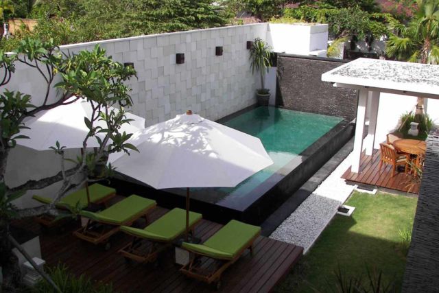 Desain gazebo taman minimalis Merah Muda Villa di Bali karya Made Dharmendra Architect