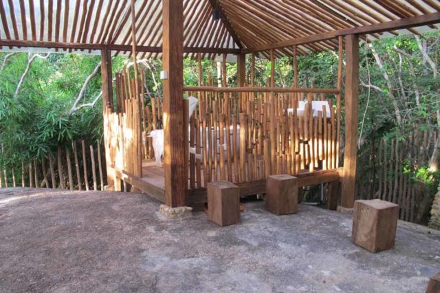 Desain gazebo taman minimalis Arumdalu di Belitung karya RAW Architecture