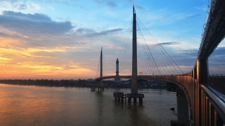 Jembatan Gentala Arasy, Tempat Menikmati Matahari Sore di Kota Jambi