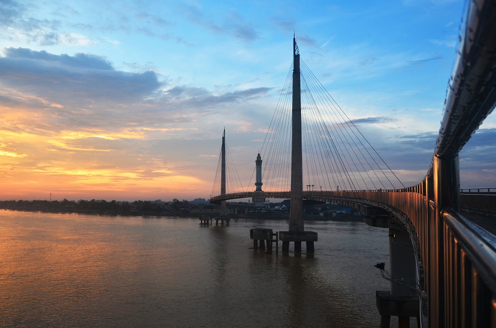 Jembatan Gentala Arasy, Tempat Menikmati Matahari Sore di Kota Jambi