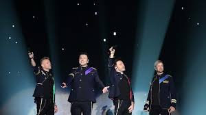 Westlife hadir dan membawakan lagu-lagu dari band Queen