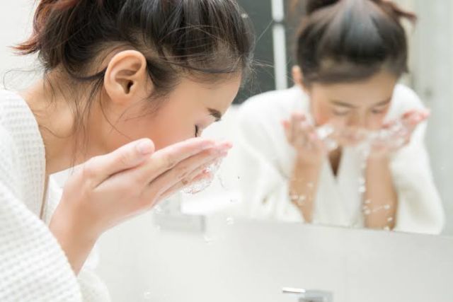 double cleansing itu penting banget untuk membersihkan kulit, terlebih yang sedang berjerawat