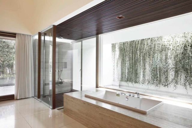 Shower box kamar mandi EW House di Tangerang karya Studio Tonton