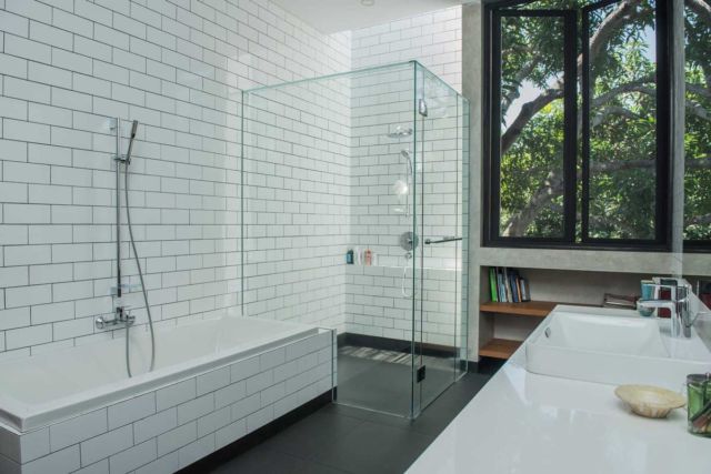 Shower box kamar mandi House 1 di Semarang karya Tamara Wibowo