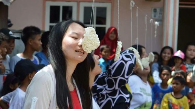 6 Lomba Asyik yang Sebenarnya Lebih Dibutuhkan Orang. Emang Nggak Bosen Makan Kerupuk Terus?