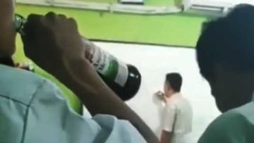 Ketika Guru di Sekolah Sudah Tak Ada Harganya, Siswa Terekam Video Minum Miras Saat Jam Pelajaran