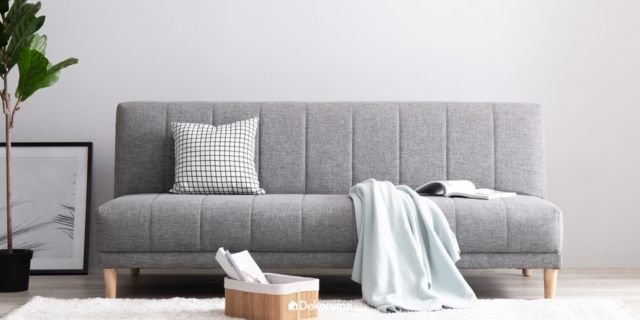 Sofa Abu-Abu dengan Kaki-kaki yang Terbuka