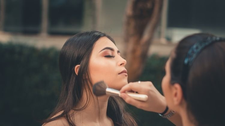 Tips Memakai Makeup Saat Kulit Sedang Berjerawat. Tenang, Tetap Bisa Tampil Flawless kok!