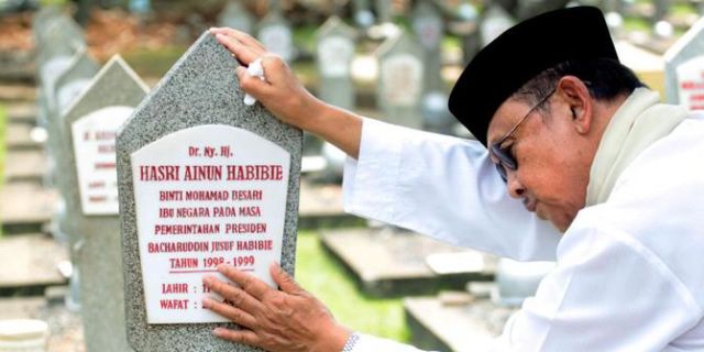 Habibie di makam Ibu Ainun.