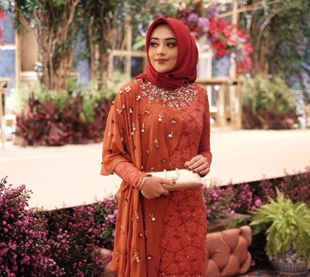 kebaya warna cerah