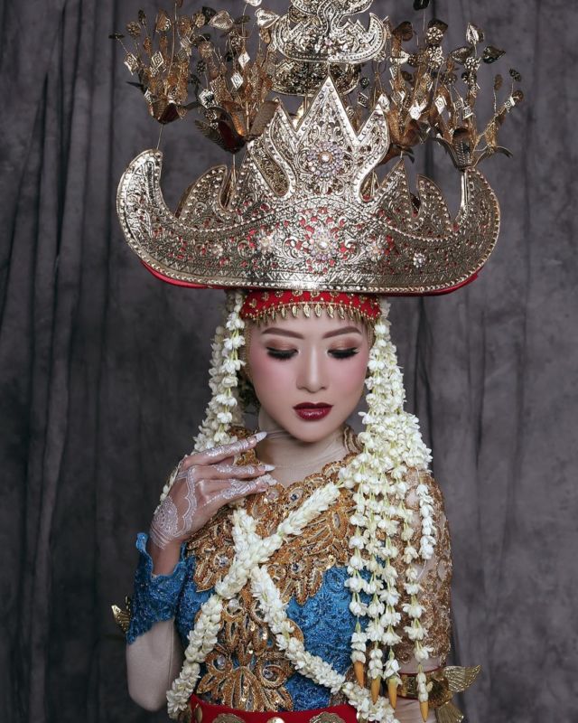 mahkota adat pengantin berhijab