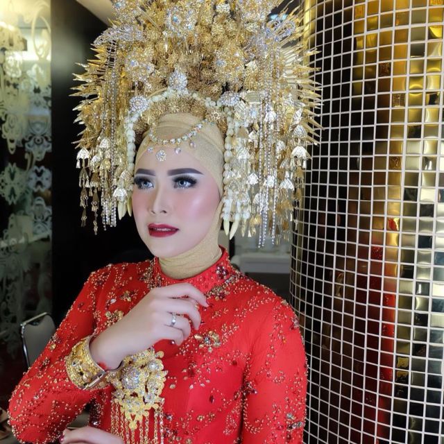 mahkota adat pengantin berhijab