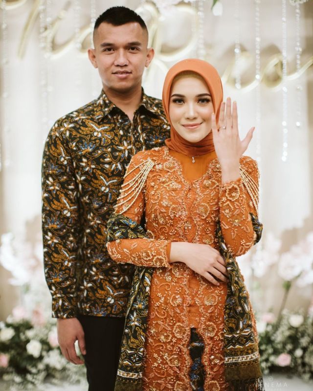 kebaya warna cerah