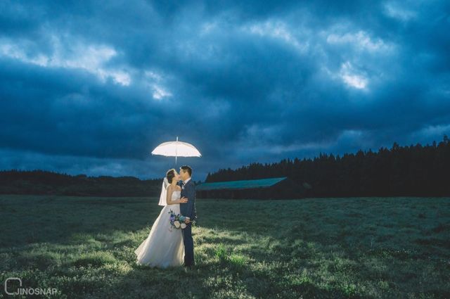 16+ Ide Pre-wedding Malam Hari di Bawah Taburan Bintang dan Sorot Lampu. Romantis!