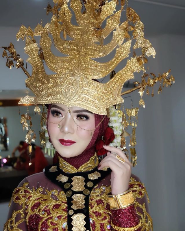 mahkota adat pengantin berhijab