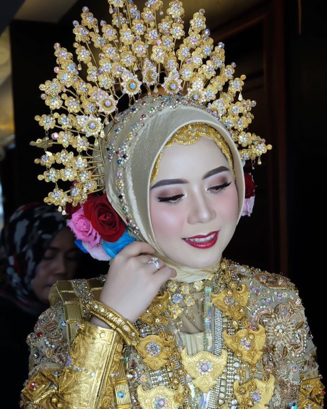 mahkota adat pengantin berhijab