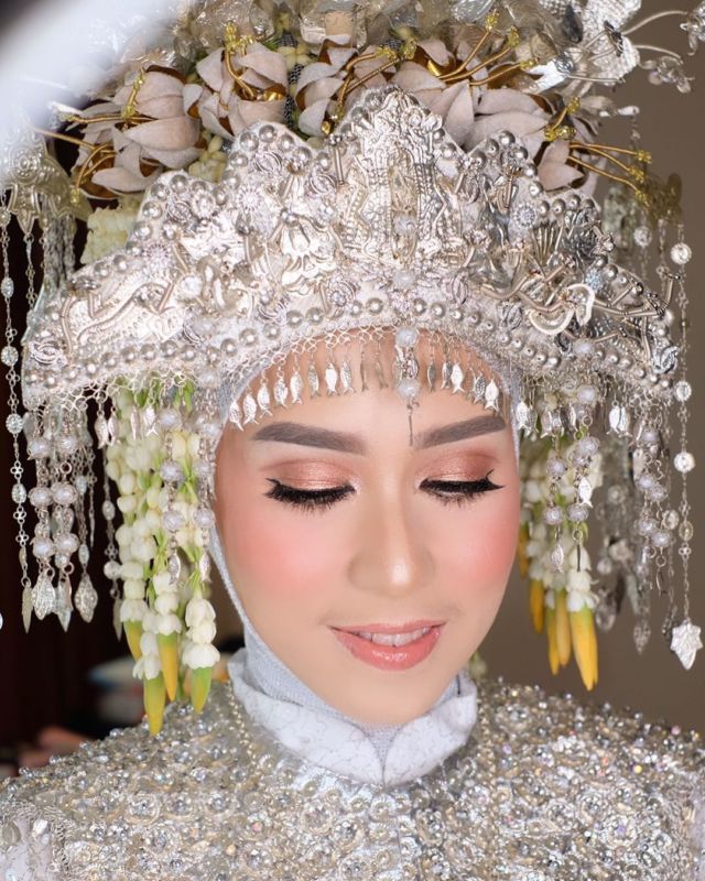 mahkota adat pengantin berhijab