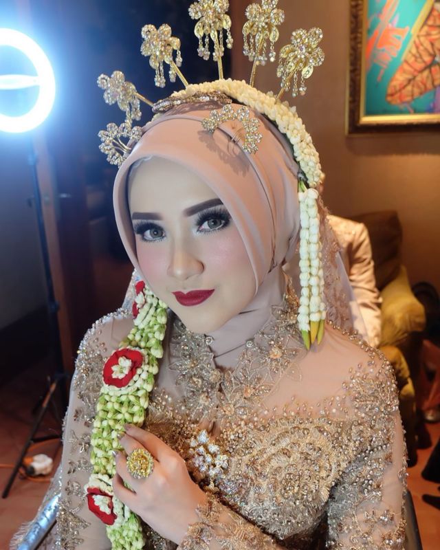 mahkota adat pengantin berhijab