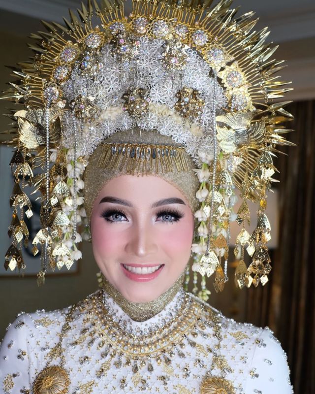 mahkota adat pengantin berhijab