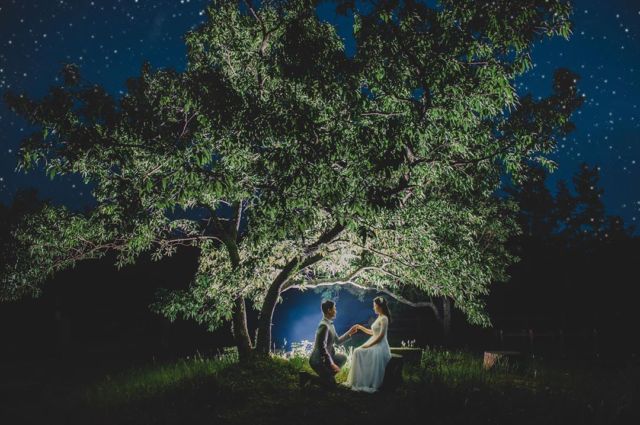 16+ Ide Pre-wedding Malam Hari di Bawah Taburan Bintang dan Sorot Lampu. Romantis!