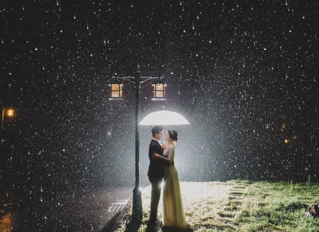 16+ Ide Pre-wedding Malam Hari di Bawah Taburan Bintang dan Sorot Lampu. Romantis!