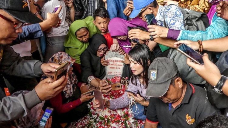 Anggun Miris karena Makam Habibie Jadi Objek Selfie, Anak Almarhum Justru Tak Permasalahkan