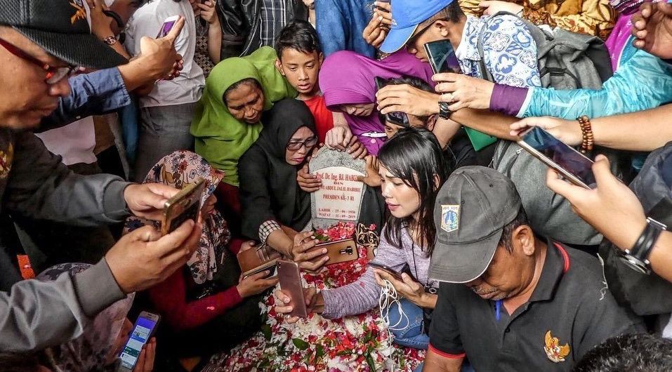 Anggun Miris karena Makam Habibie Jadi Objek Selfie, Anak Almarhum Justru Tak Permasalahkan