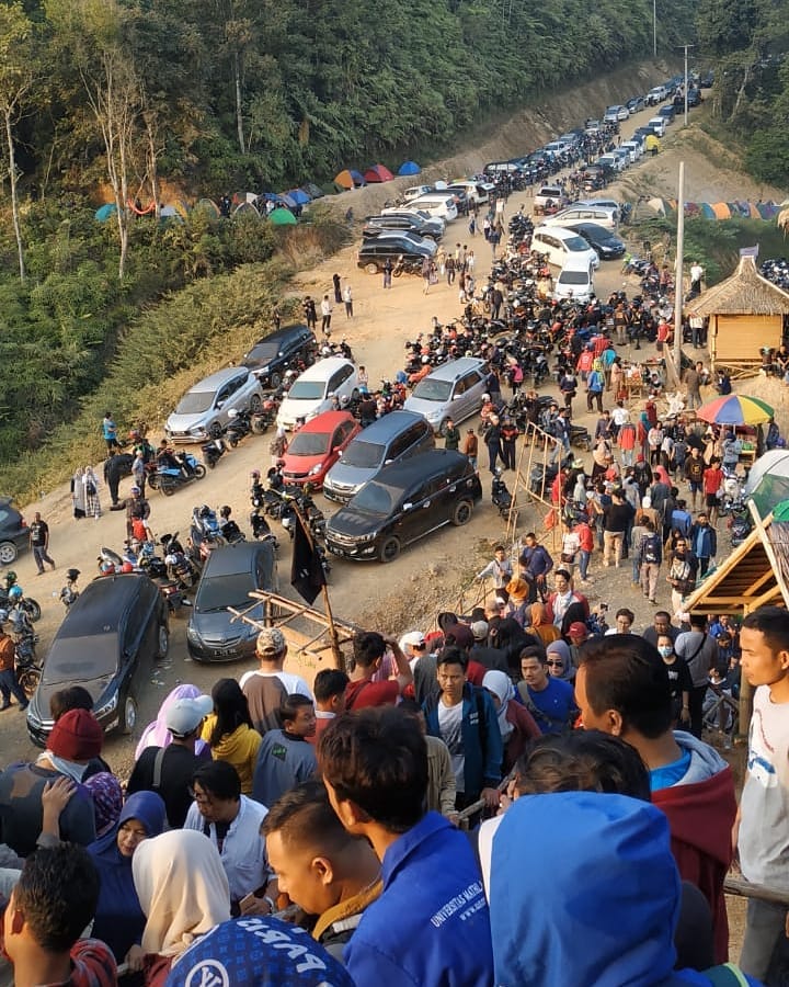 Negeri Atas Awan Gunung Luhur Viral di Media Sosial, Pengunjung pun Membludak dan Macet Parah!