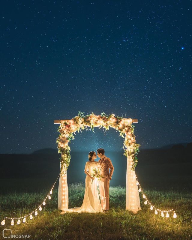 16+ Ide Pre-wedding Malam Hari di Bawah Taburan Bintang dan Sorot Lampu. Romantis!